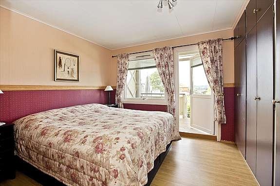 Soverom med direkte utgang til terrasse og hage Galleribilde