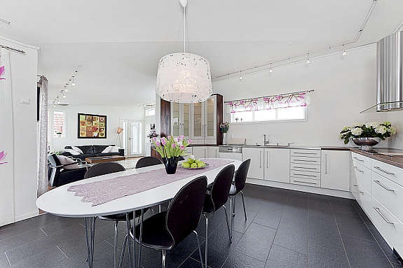 Kjøkken med stuen i bakgrunnen Galleribilde