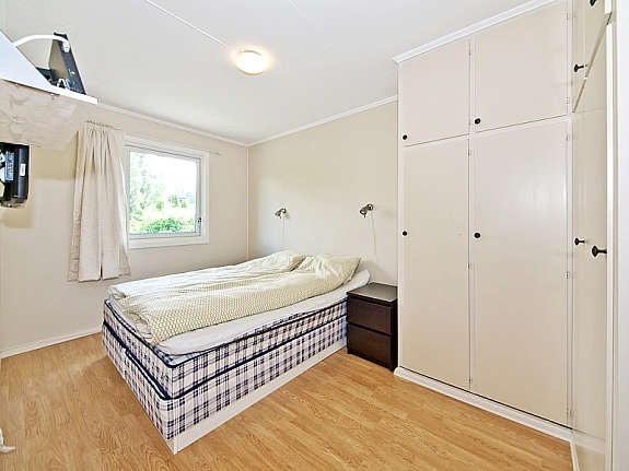 Hovedsoverommet har rikelig med skapplass Galleribilde