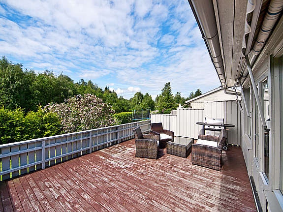 Romslig terrasse på ca 25 kvm med adkomst fra stuen Galleribilde