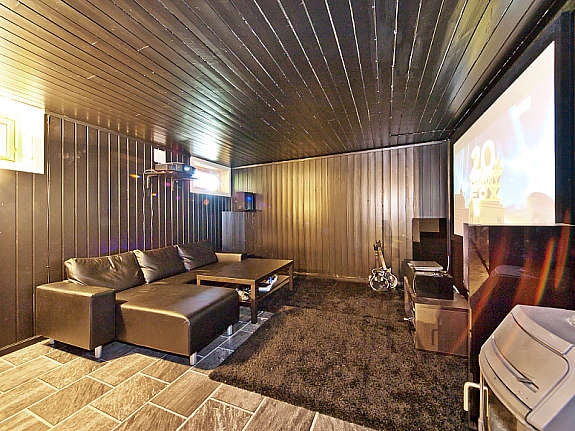 Kjellerstue / kinorom i u. etg. Lyd- og bildeutstyr kan medfølge etter nærmere avtale om pris. Galleribilde