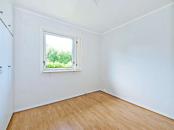 Boligen har tilsammen 3 soverom i 1. etg. og 2 rom innredet til soverom i u. etg. Galleribilde