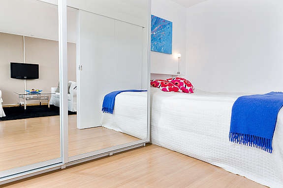 Hyggelig soverom med skyvedørsgarderobe. Galleribilde