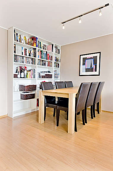 Hyggelig spiseplass i fin tilknytning til kjøkkenet. Galleribilde