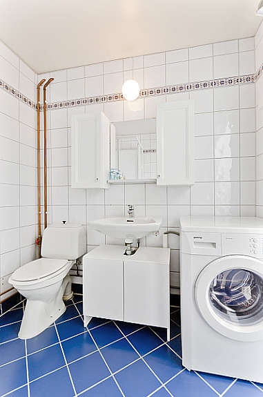 Flislagt og praktisk bad med opplegg for vaskesøyle. Galleribilde