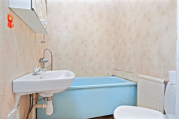 Bad har wc, servant og badekar med dusj. Galleribilde