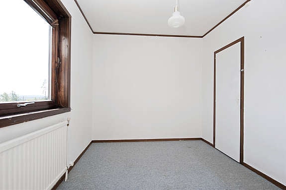 Soverom med adkomst til klesrom. Galleribilde