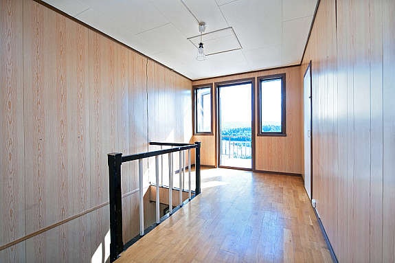 Trappegang i 2. etasje har utgang til veranda med vakker utsikt over sjøen. Galleribilde