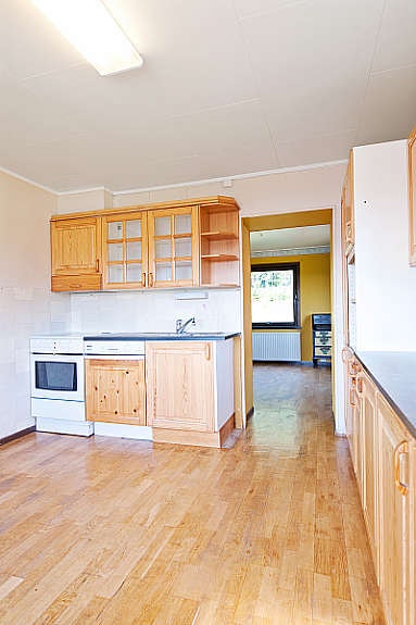 Kjøkken med plass til spisebord. Galleribilde