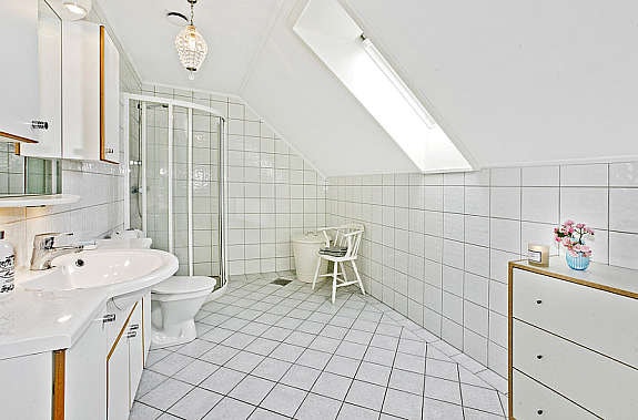 Stort flislagt bad i 2.etasje Galleribilde