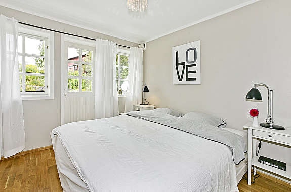 Romslig hovedsoverom med egen balkong Galleribilde