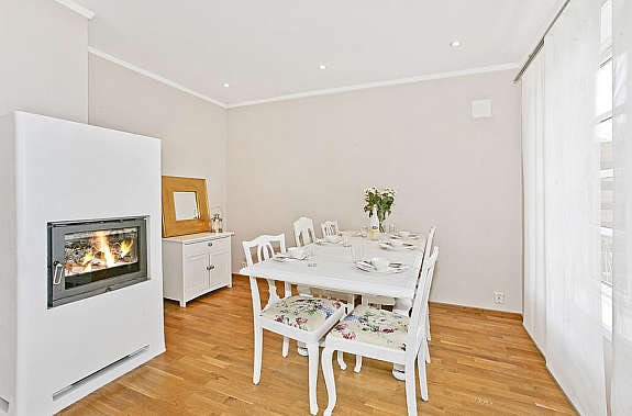 Spisestue med koselig peis Galleribilde