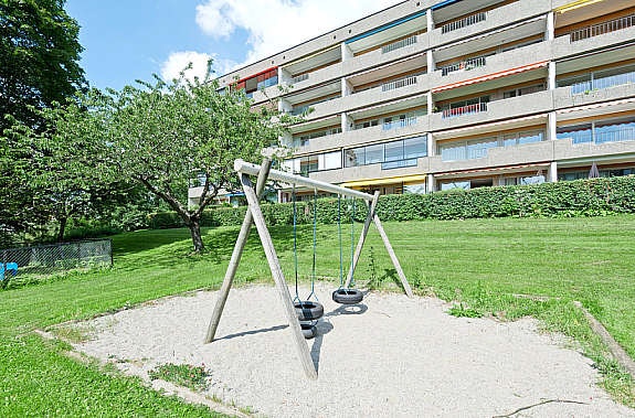 Uteareal med lekeplass Galleribilde