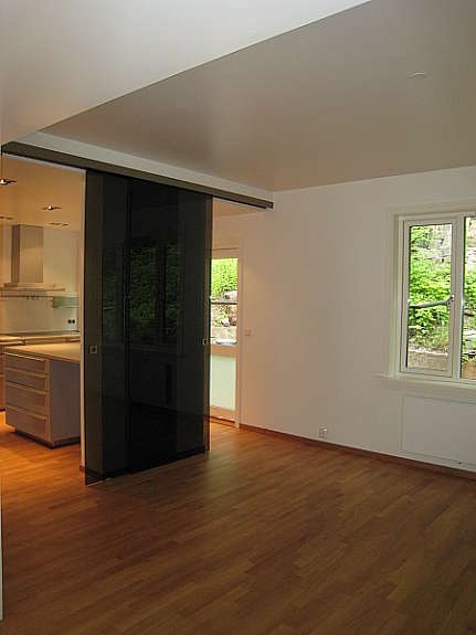 dining area with sliding glass doors Galleribilde