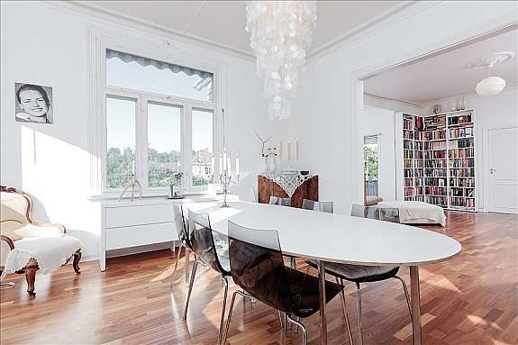 Spisestue med utvendig trappeadkomst til hage Galleribilde