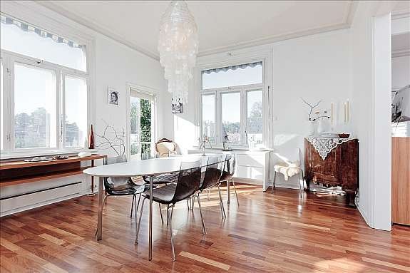 Spisestue med utvendig trappeadkomst til hage Galleribilde