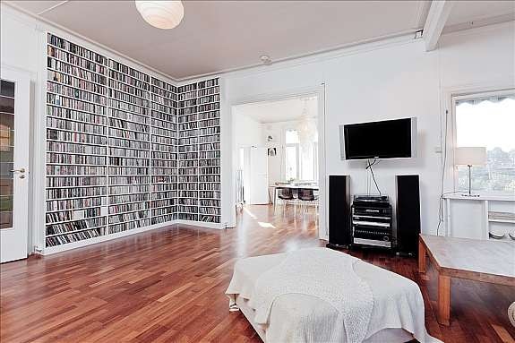 Stue med svenskeovn og utgang til solrik vestvendt veranda Galleribilde