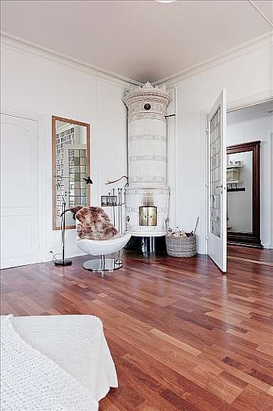 Stue med svenskeovn og utgang til solrik vestvendt veranda Galleribilde