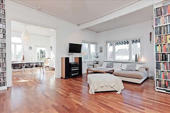 Stue med svenskeovn og utgang til solrik vestvendt veranda Galleribilde