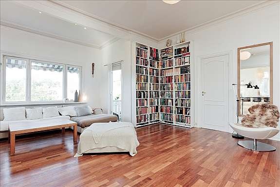 Stue med svenskeovn og utgang til solrik vestvendt veranda Galleribilde