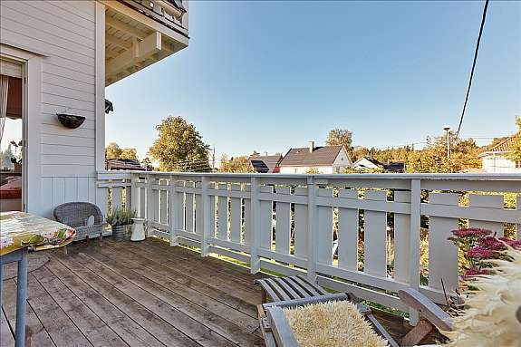 Vestvendt og solrik veranda Galleribilde