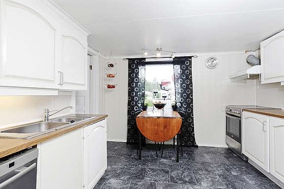 Eldre kjøkkeninnredning med malte, profilerte fronter Galleribilde