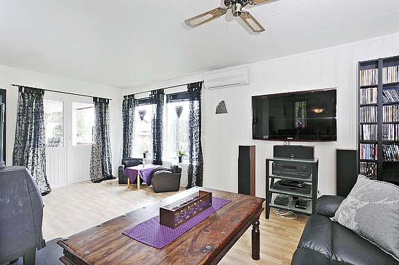 Lys og trivelig stue med utgang til terrassen Galleribilde