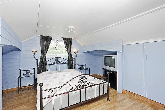 Boligen har ett soverom og soverom/kontor i 1. etg., og 2 soverom i 2. etg. Galleribilde