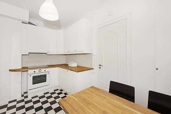 Kjøkkenet i 1. etasje har belegg på gulv i sjakkmønster Galleribilde