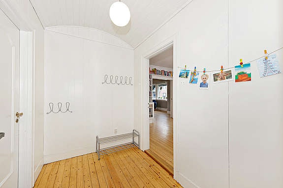 Entré i 1. etasje med furugulv Galleribilde