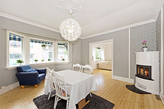 Spisestuen i 1. etasje nymalte overflater i tidsriktige farver. Her er det en deilig moderne peis fra 2010 Galleribilde