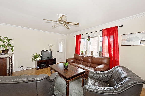 Stue i 2. etasje i lyse farver og furugulv Galleribilde