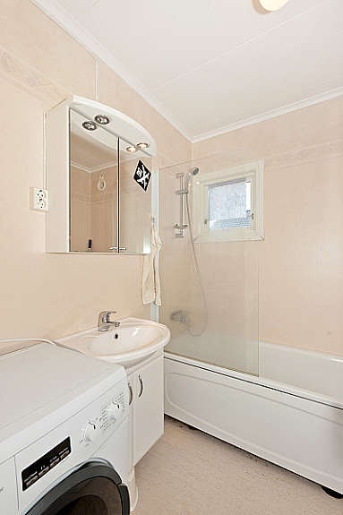 Badet i 2. etasje har badekar og opplegg for vaskemaskin Galleribilde