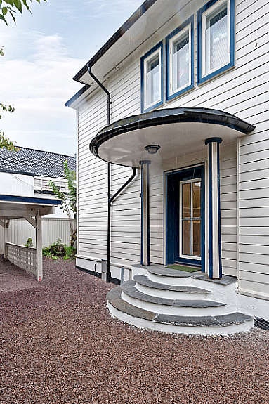 Gruset innkjørsel og flott inngangsparti Galleribilde