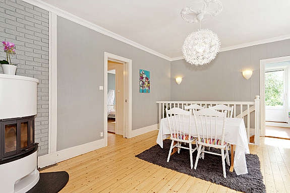 Fra spisestuen i 1. etasje er det trapp ned til kjellerstuen Galleribilde