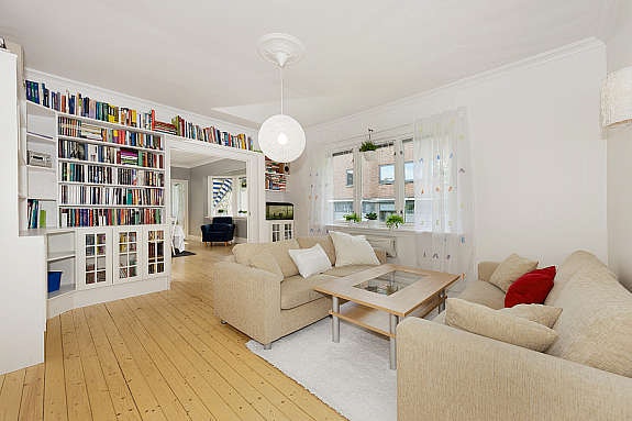 Hovedstuen i 1. etasje med furugulv og lyse flotte vegger Galleribilde