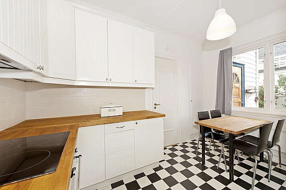 Spiseplass på kjøkkenet i 1. etasje og godt med benkeplass Galleribilde