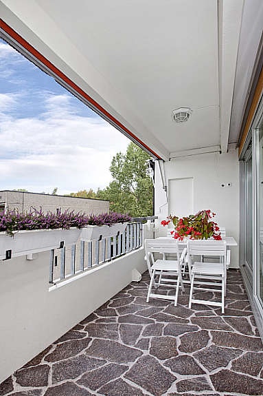 Romslig nordvestvendt balkong med ettermiddag-/kveldssol. Galleribilde