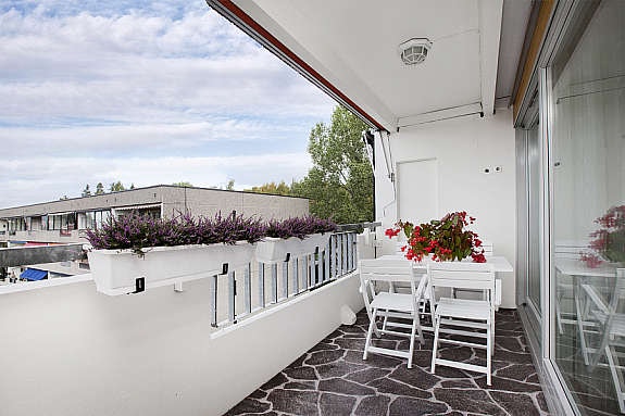 Leiligheten har romslig balkong med ettermiddags-/kveldssol. Galleribilde
