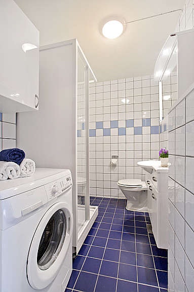 Badet er utstyrt med hvit WC, heldekkende servant med servantskap og overskap (2009) og nytt dusjkabinett (2011). Galleribilde