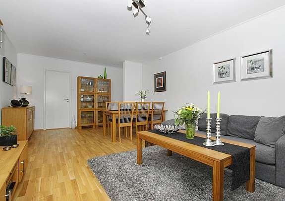 Stue (møbler er byttet ut siden bildet er tatt). Nå er det også en flott peisovn montert i stuen. Galleribilde