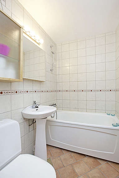 Flislagt bad med badekar. Galleribilde