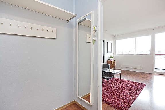 Romslig entré med plass til oppbevaring av sko og yttertøy. Galleribilde