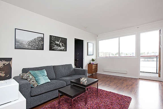 Lys og pen stue med store vinduer som slipper inn masse lys og skaper en god atmosfære. God plass til sittegruppe og spisebord samt utgang til romslig balkong. Galleribilde