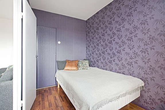 Lyst og pent soverom med tilgang til klesbod. Galleribilde