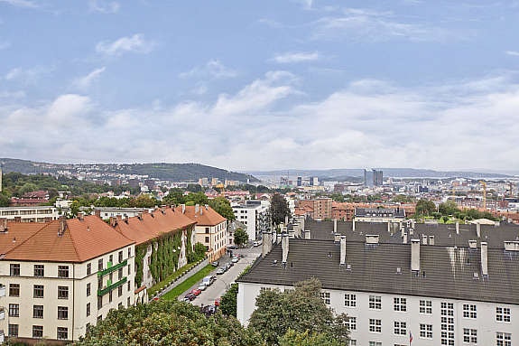 Flott utsikt fra balkongen mot Bunnefjorden og over Oslo by. Galleribilde