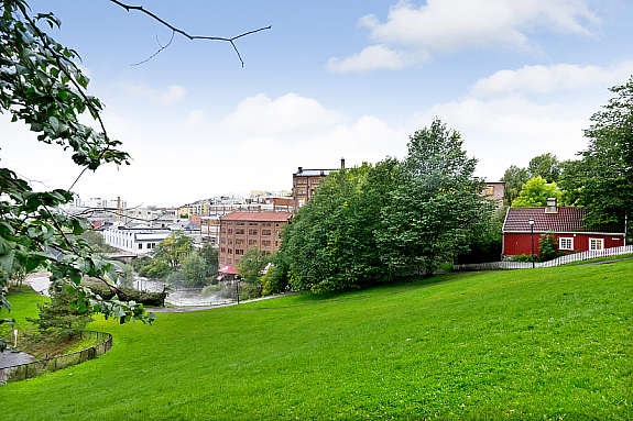 Kun 2 minutter unna ligger Akerselvas flottest foss som skues best fra Beierbrua eller Hønse-Lovisas hus. Galleribilde