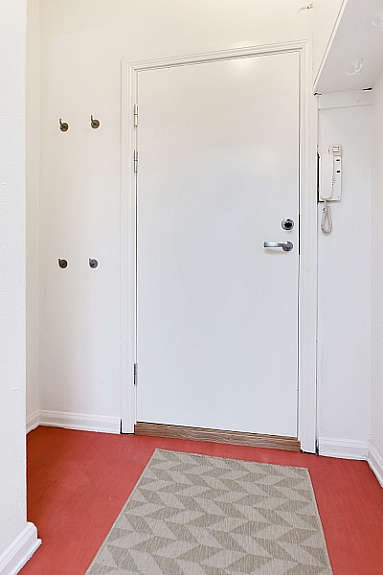 Lys entré med plass til å henge fra seg yttertøy og stable vekk noe i et plassbebygd garderobeskap. Galleribilde