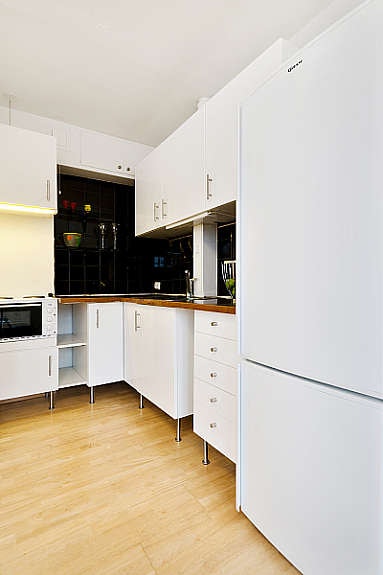 Lyst og praktisk kjøkken med god skapplass. Galleribilde