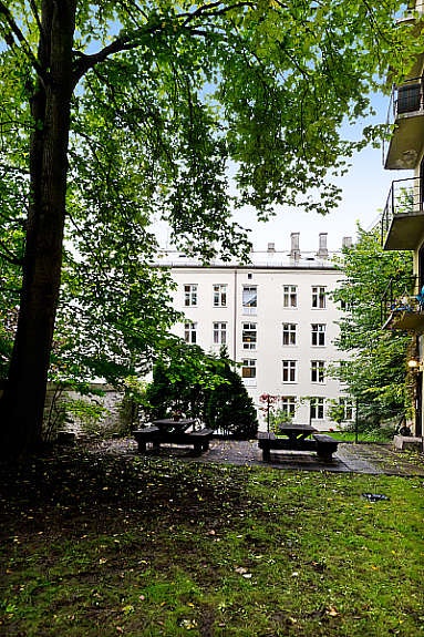 Det er vedtatt oppussing av fellesarealer i aksjelaget, herunder bakgård og trappeoppganger. Galleribilde